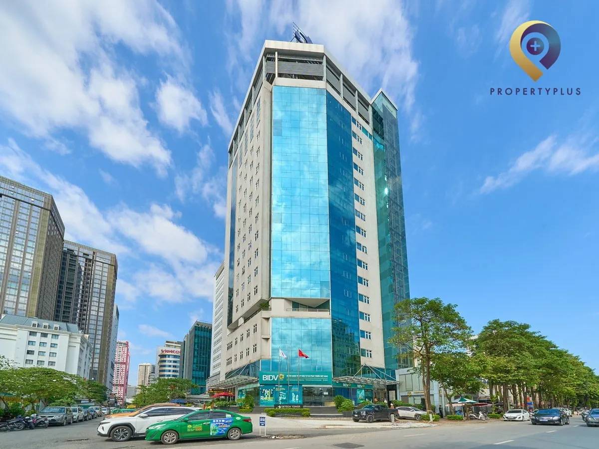 Toà nhà Detech Tower với mặt ngoài kính xanh hiện đại dưới bầu trời xanh Hà Nội - hình ảnh từ Property Plus